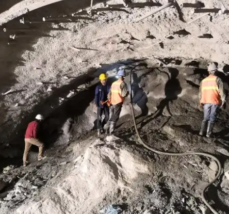 文成拱顶带模注浆料的施工流程及注意事项